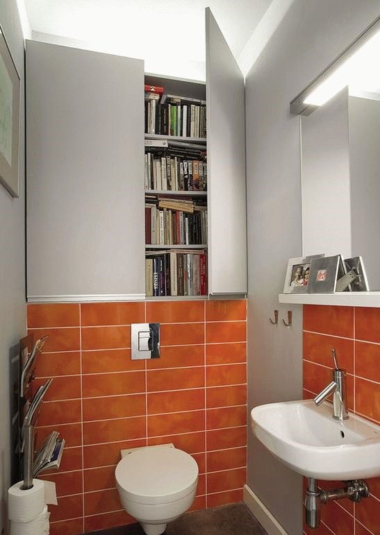 guarda-roupa com portas no interior do banheiro