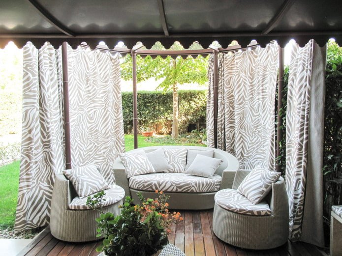 terraço decorado com cortinas clássicas