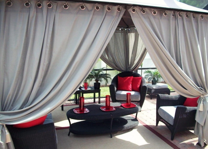 terraço decorado com cortinas de acrílico