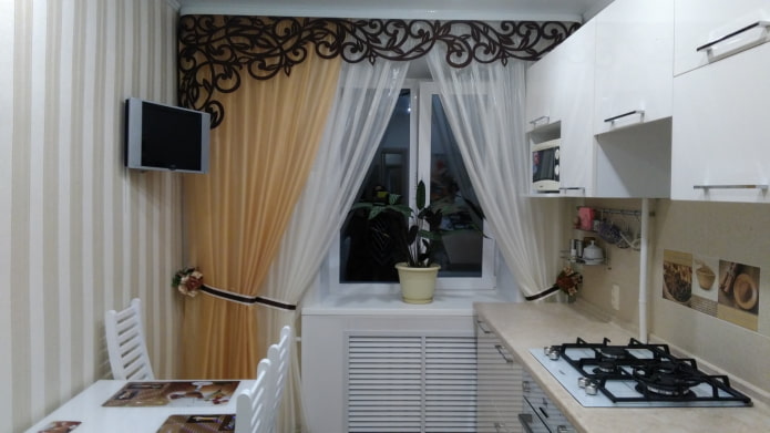 tule com lambrequim na cozinha
