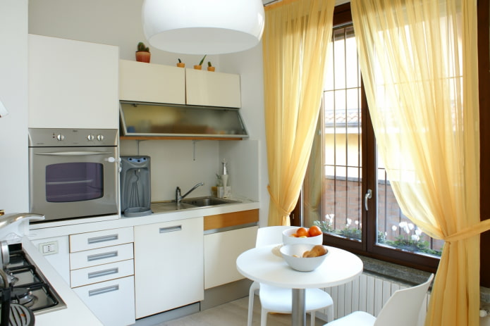 cozinha pequena com cortinas