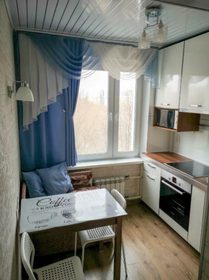 cortinas curtas azuis na cozinha