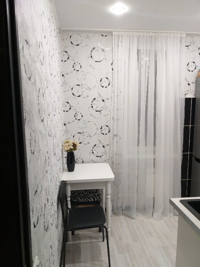 tule branco em uma cozinha pequena