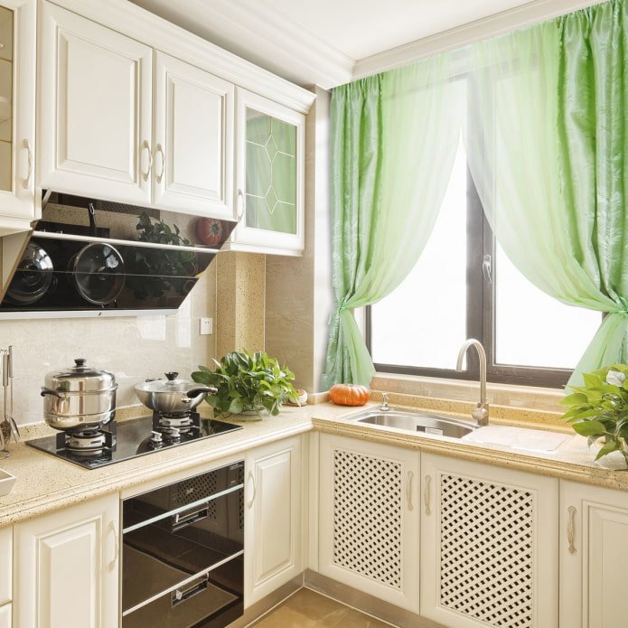 cortinas na cozinha com pia perto da janela