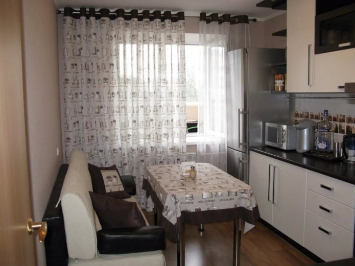 cortinas e toalha de mesa no mesmo estilo