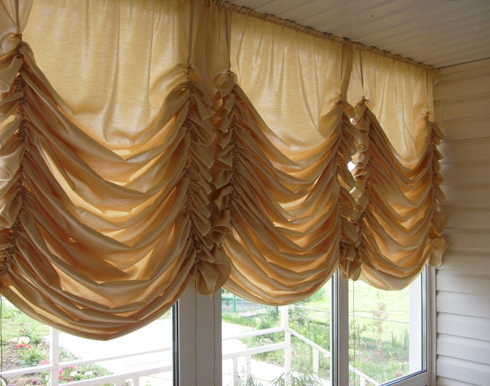 Cortinas austríacas na varanda