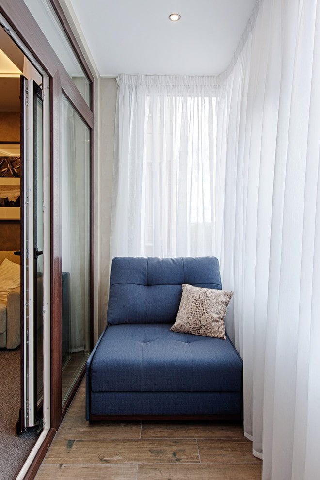 Cortinas com fita no interior da galeria