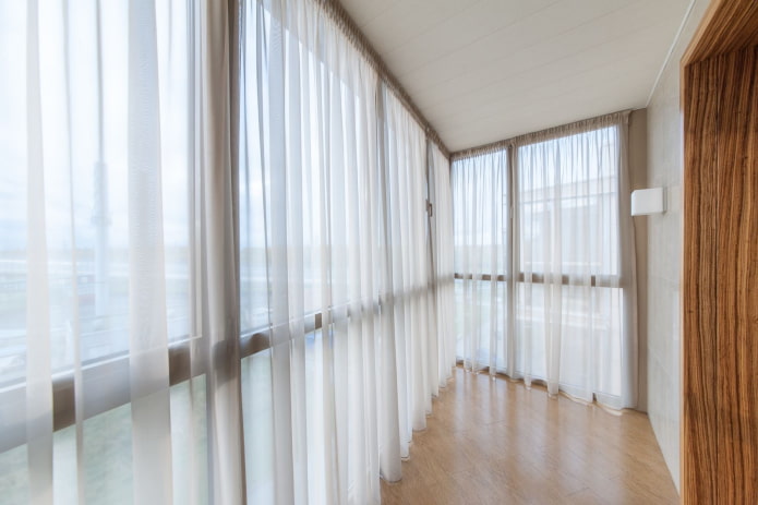 cortinas brancas no interior da varanda