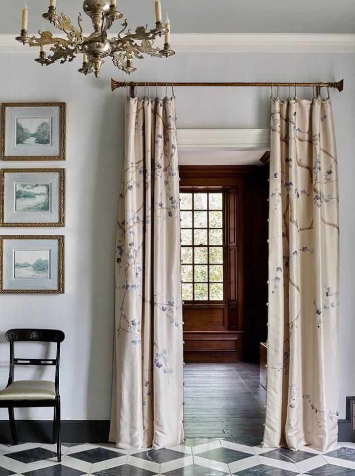 cortinas na porta no interior