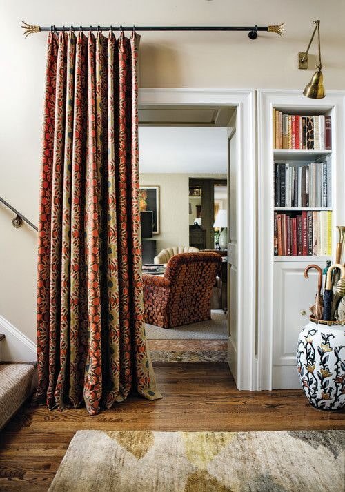 cortinas na porta no interior