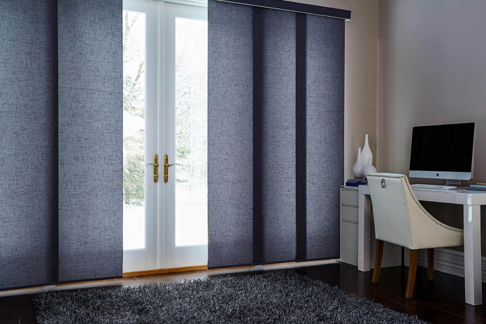 cortinas japonesas na porta do interior
