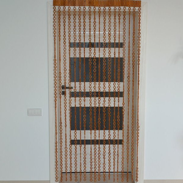 anéis de palha na porta no interior