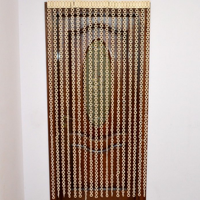 anéis de palha na porta no interior