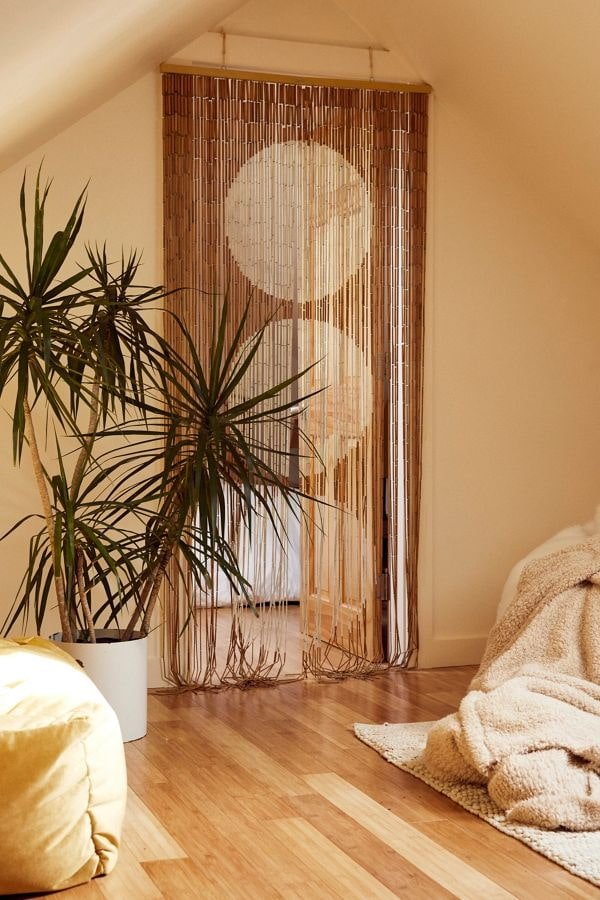 cortinas de bambu na porta no interior