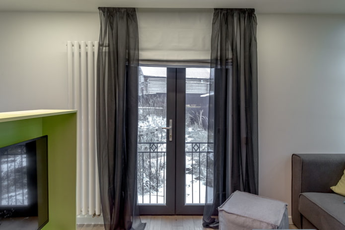 cortinas em uma porta de vidro no interior