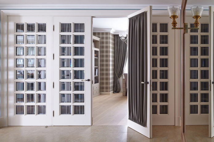 cortinas em uma porta de vidro no interior