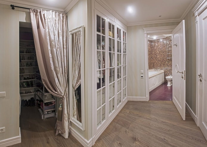 cortinas em vez de uma porta no interior
