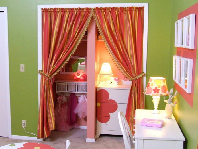 cortinas na porta no interior do quarto das crianças