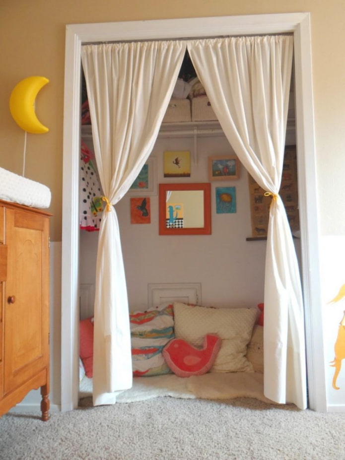 cortinas na porta no interior do quarto das crianças