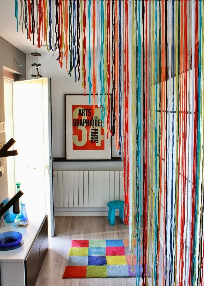 cortinas na porta no interior da sala de estar infantil