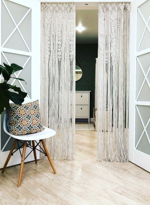 cortinas de macramê na porta do interior