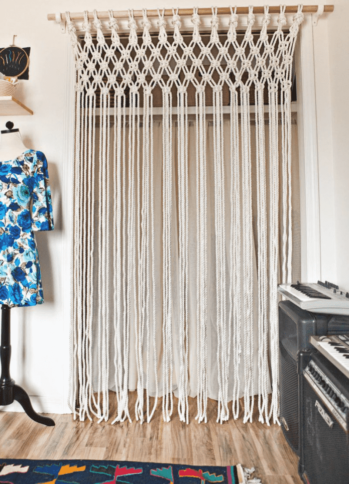 cortinas de macramê na porta do interior