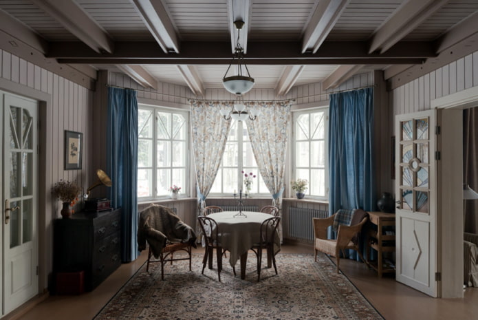 cortinas em uma janela saliente em estilo provençal