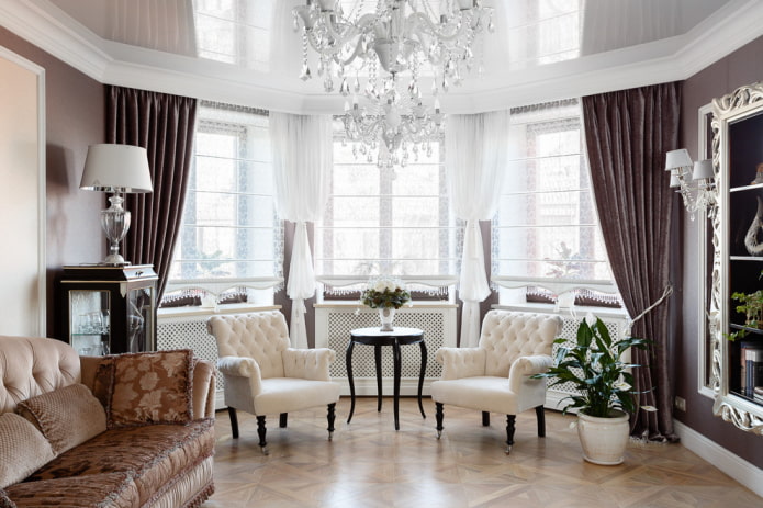 cortinas em uma janela saliente em estilo clássico
