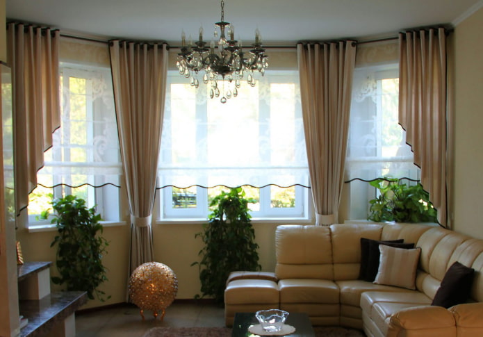 cortinas assimétricas na janela saliente da sala de estar
