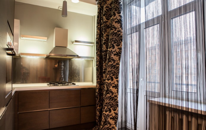 cortinas de linha na abertura da varanda na cozinha