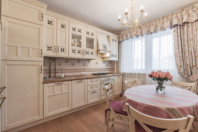 abertura de varanda com cortinas em uma cozinha no estilo provençal