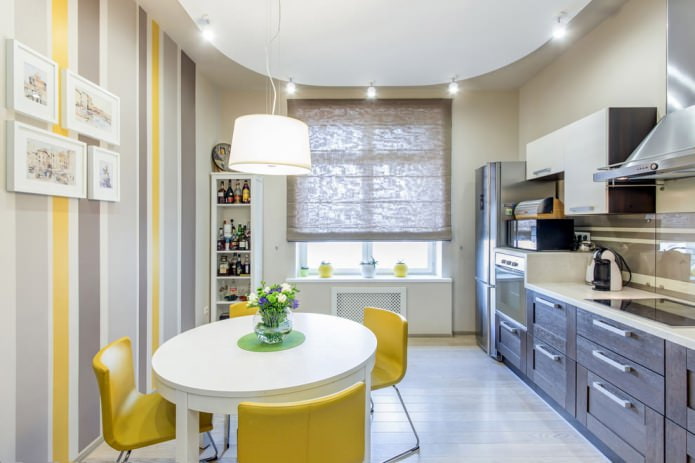 Papel de parede listrado cinza-amarelo no interior da cozinha