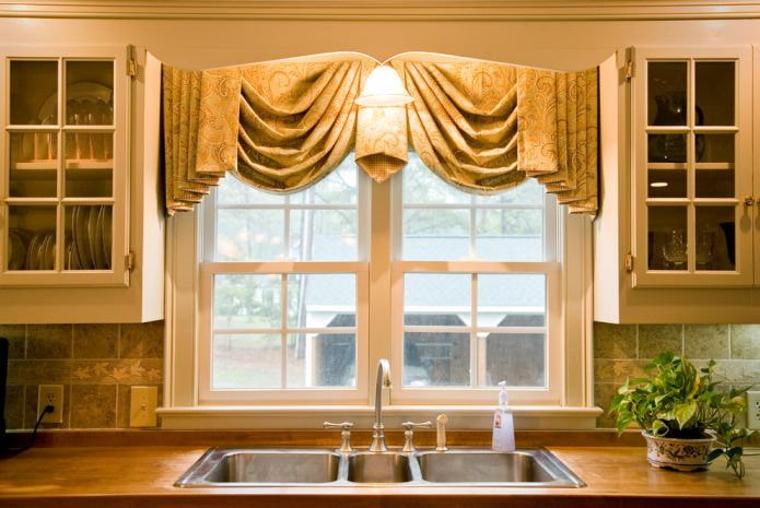 Cortinas de cozinha dobradas