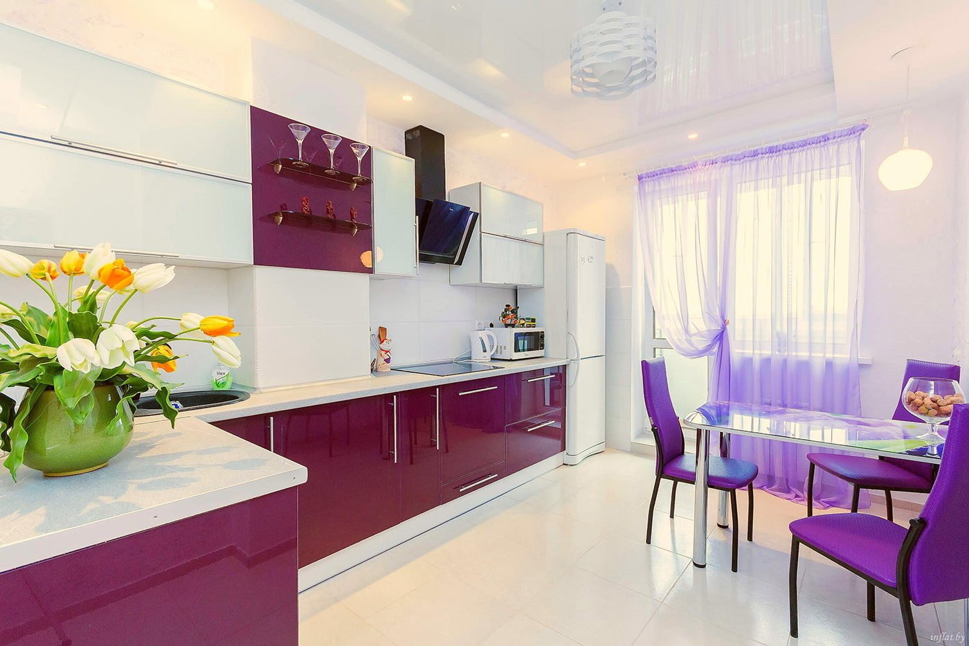 Roxo e branco na cozinha