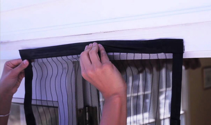 montando cortinas na parede com velcro