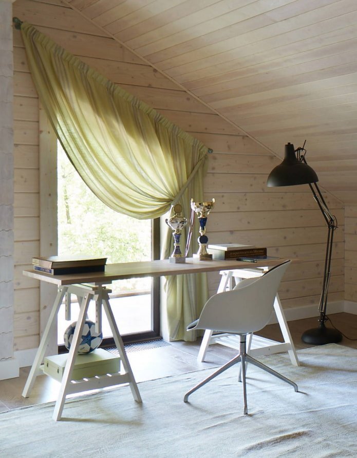 cortinas em uma janela de águas-furtadas com teto inclinado