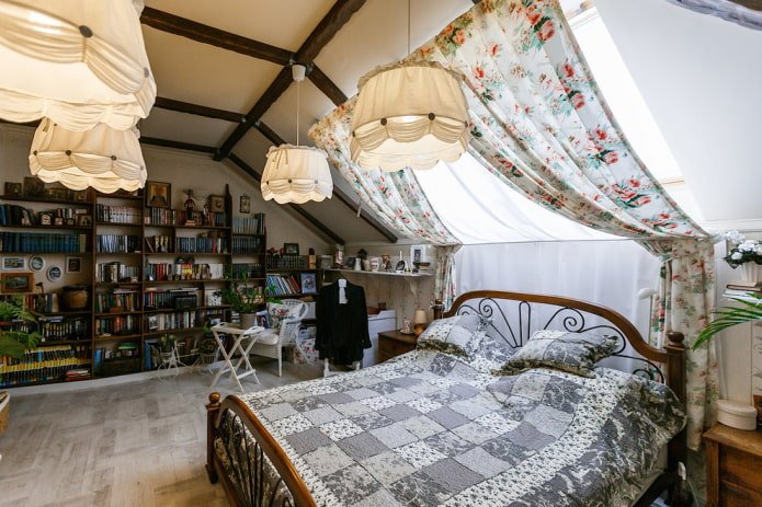 cortinas com estampa floral em uma mansarda