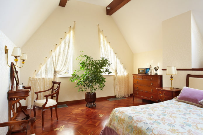 cortinas em uma janela triangular