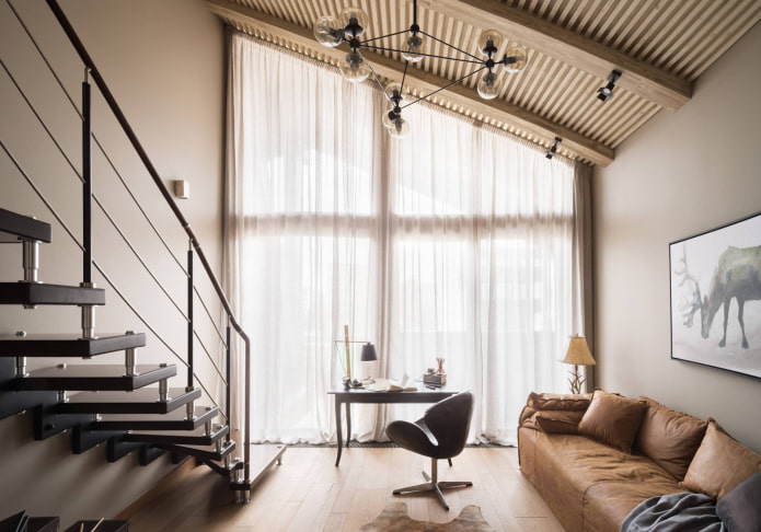 cortinas em uma grande mansarda