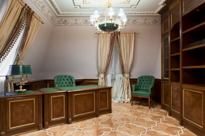 janelas de águas-furtadas com cortinas em estilo clássico