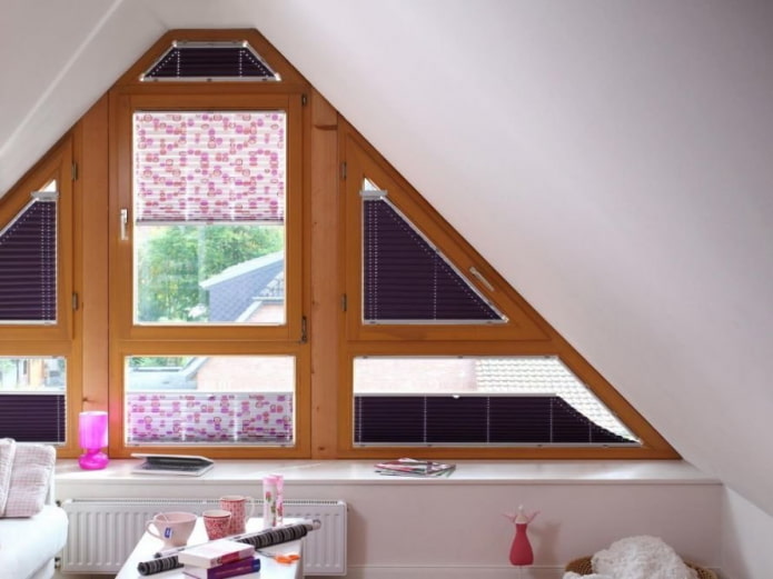 janela trapezoidal com persianas plissadas