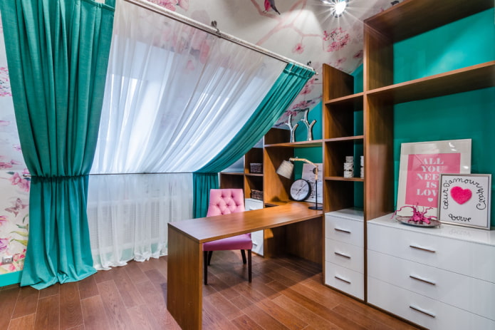 cortinas na mansarda com um chanfro