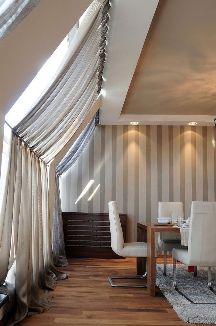 cortinas na mansarda com um chanfro