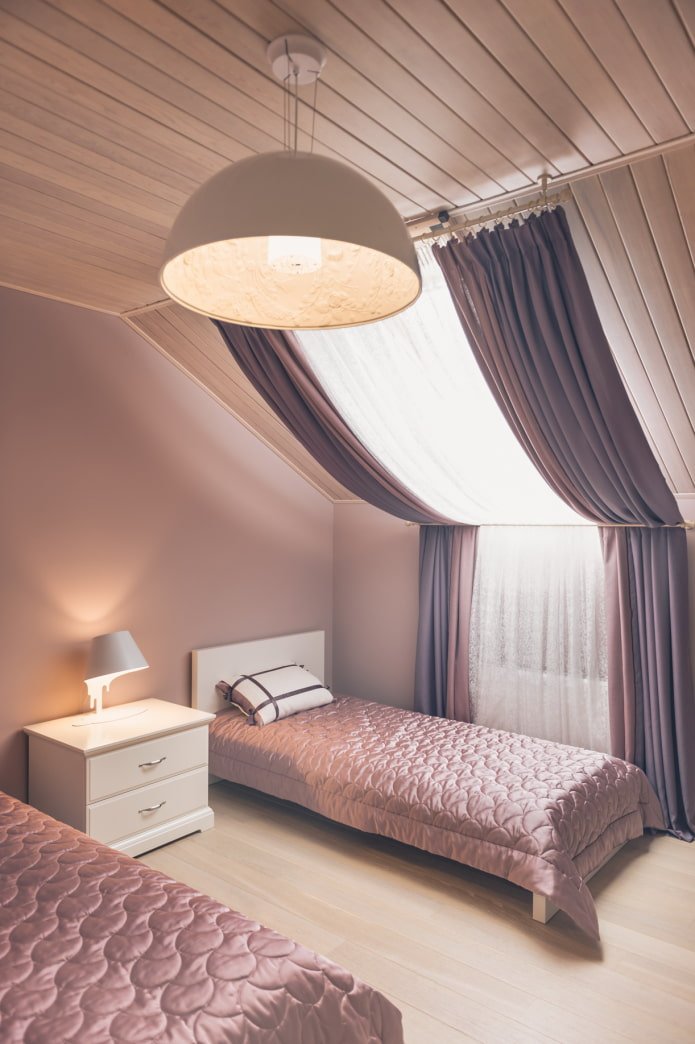 cortinas na mansarda com um chanfro