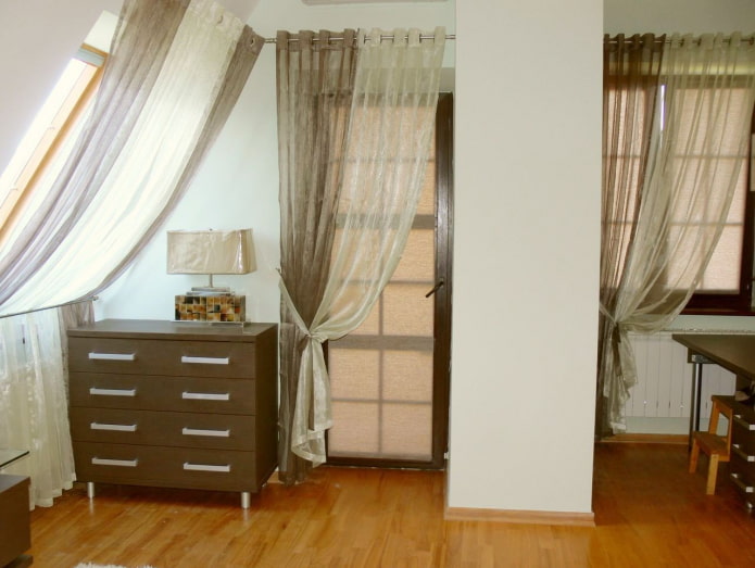 janela de telhado com cortinas em ilhós