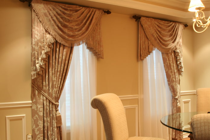 cortinas unilaterais em estilo clássico