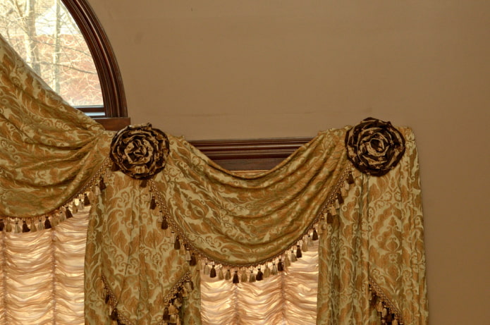 lambrequim decorado com borlas
