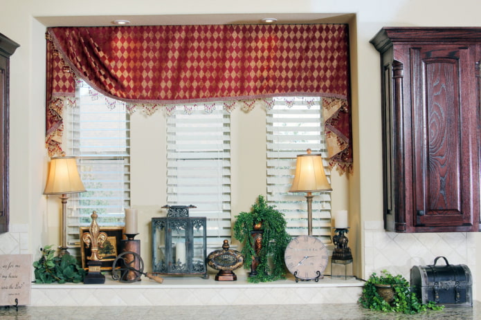 lambrequim decorado com contas de vidro 
