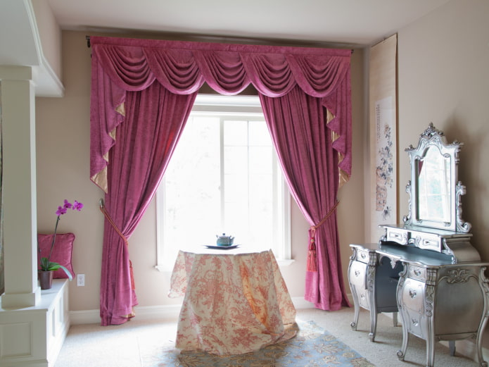 lambrequim rosa no interior