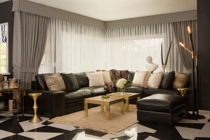 cortinas cinzas com um lambrequim em uma janela de canto